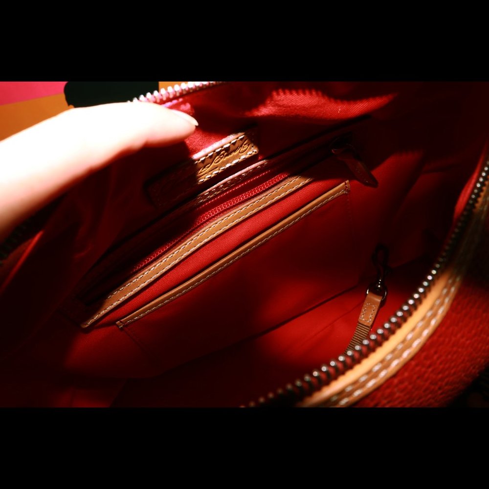 NEW DOONEY & BOURKE PEBBLE GRAIN PAIGE SAC IN RED - Picture 8 of 10